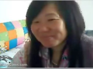 Middle-aged kinesiska kvinna vids av brösten